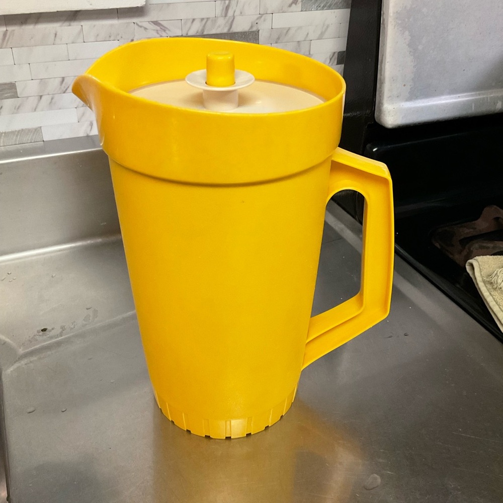 Vintage Tupperware pitcher 2 qt